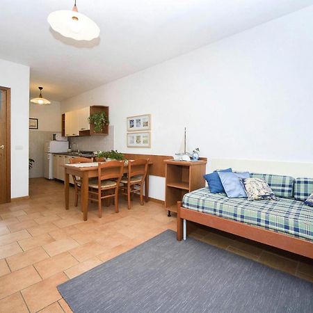 Terraced House In The Ca' Del Pino Holiday Complex With Communal Pool In ביביונה מראה חיצוני תמונה