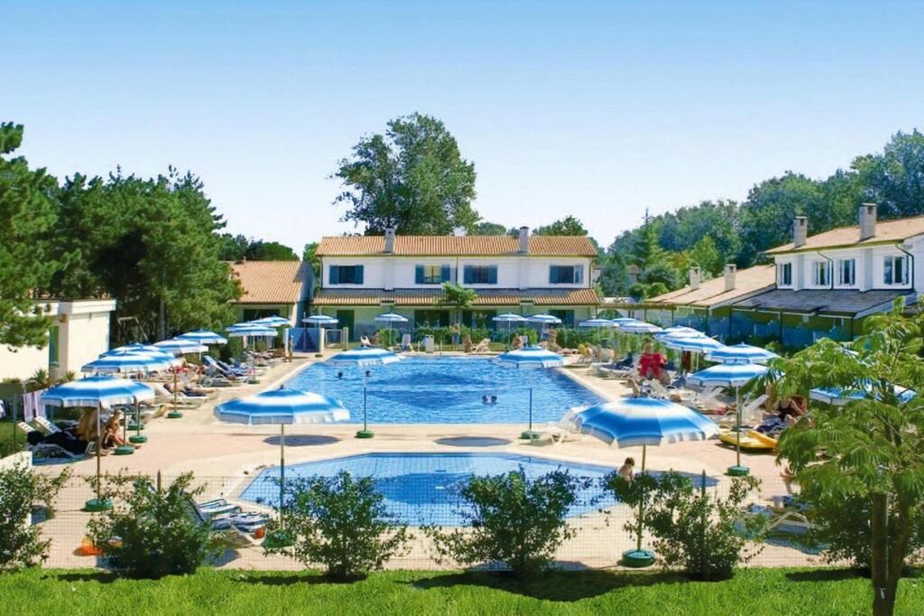 Terraced House In The Ca' Del Pino Holiday Complex With Communal Pool In ביביונה מראה חיצוני תמונה