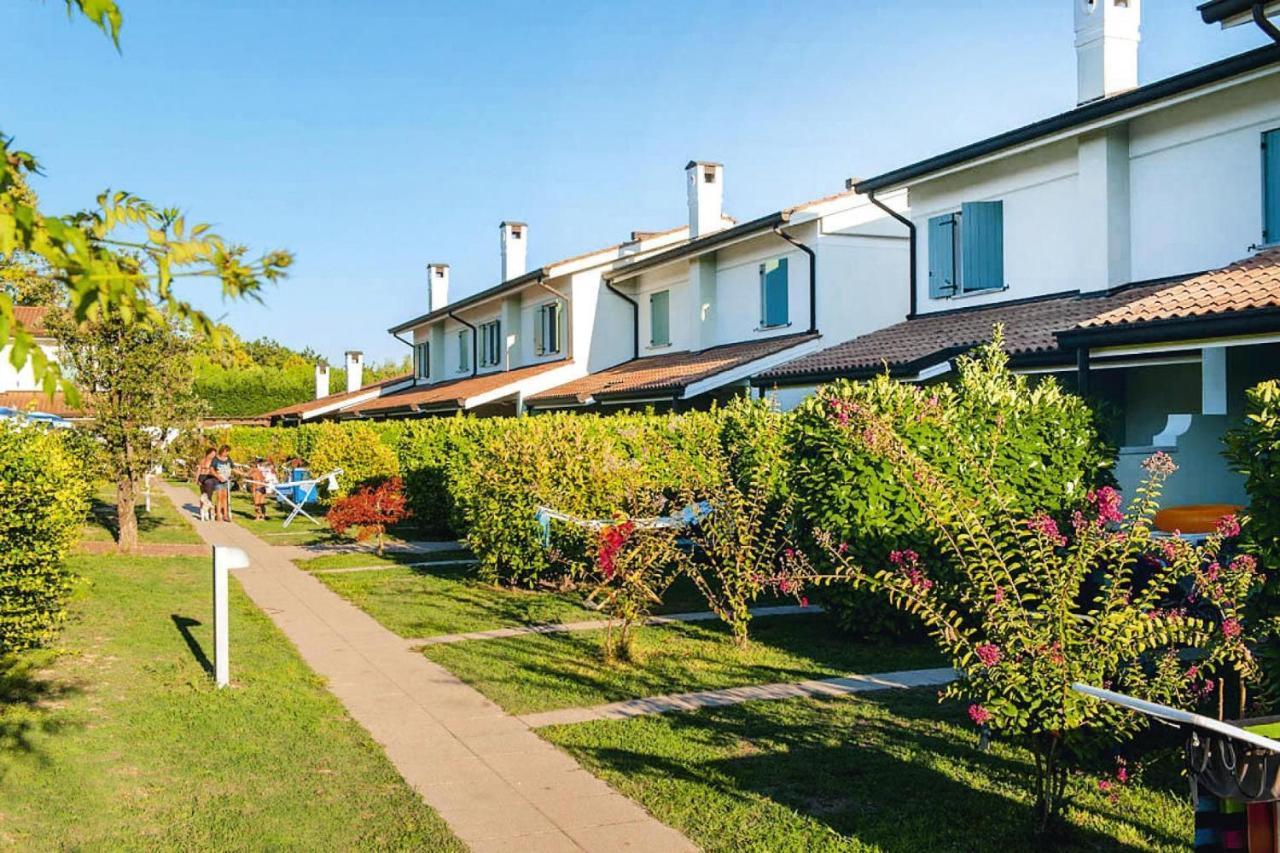 Terraced House In The Ca' Del Pino Holiday Complex With Communal Pool In ביביונה מראה חיצוני תמונה