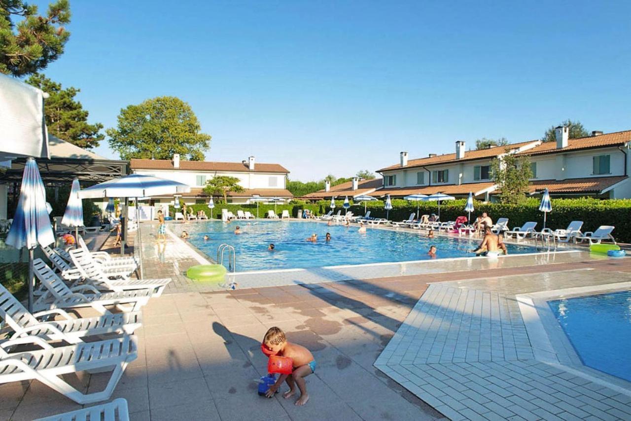 Terraced House In The Ca' Del Pino Holiday Complex With Communal Pool In ביביונה מראה חיצוני תמונה
