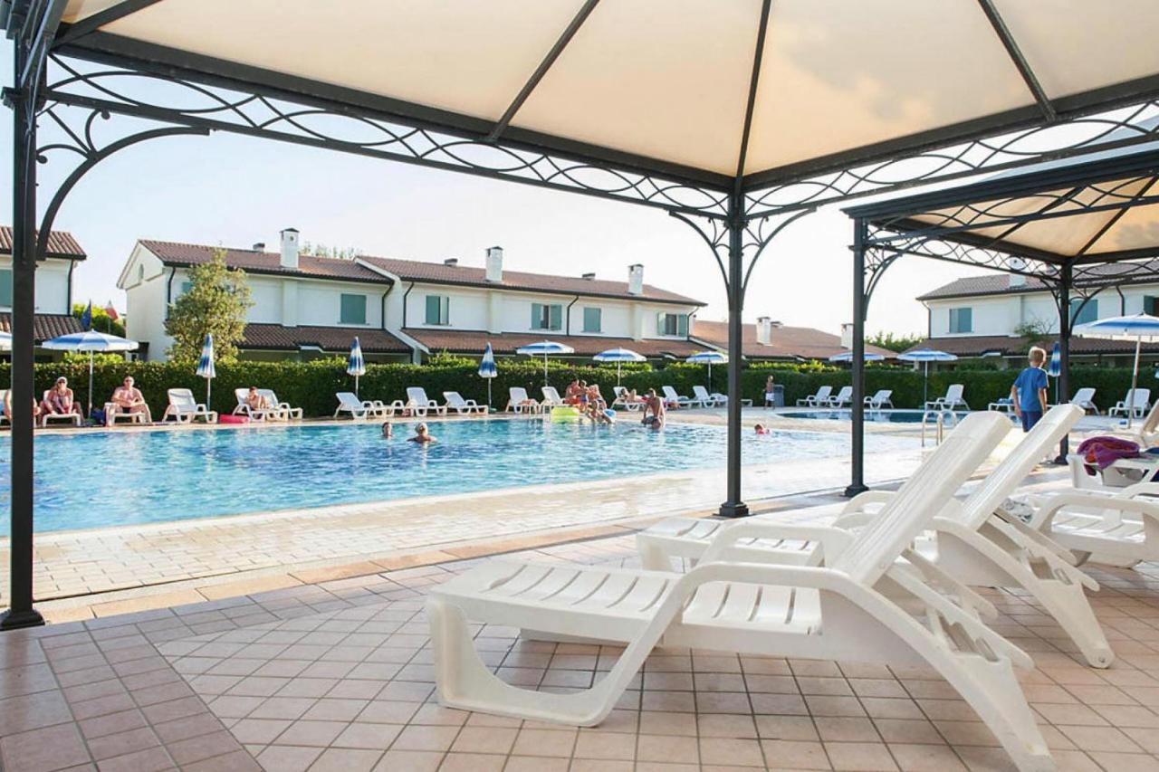 Terraced House In The Ca' Del Pino Holiday Complex With Communal Pool In ביביונה מראה חיצוני תמונה