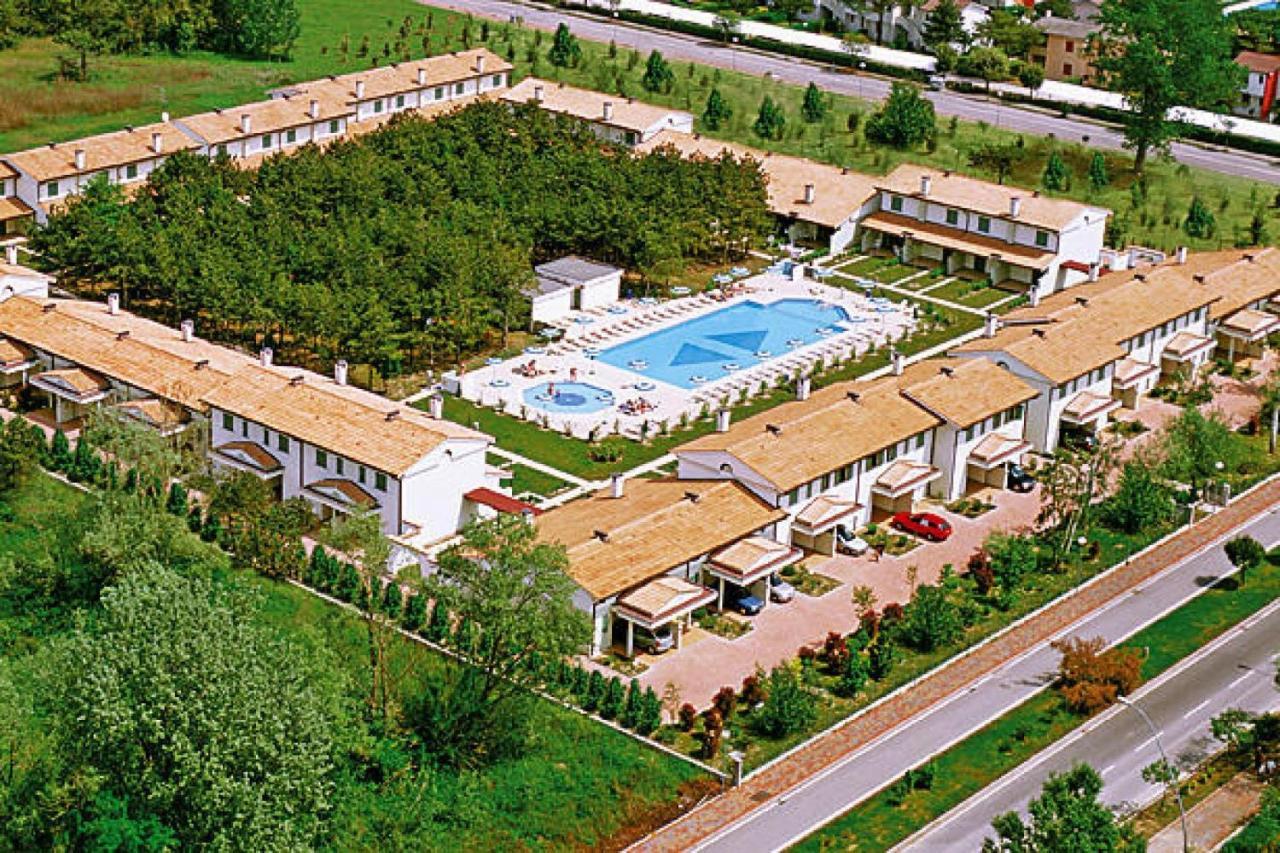Terraced House In The Ca' Del Pino Holiday Complex With Communal Pool In ביביונה מראה חיצוני תמונה