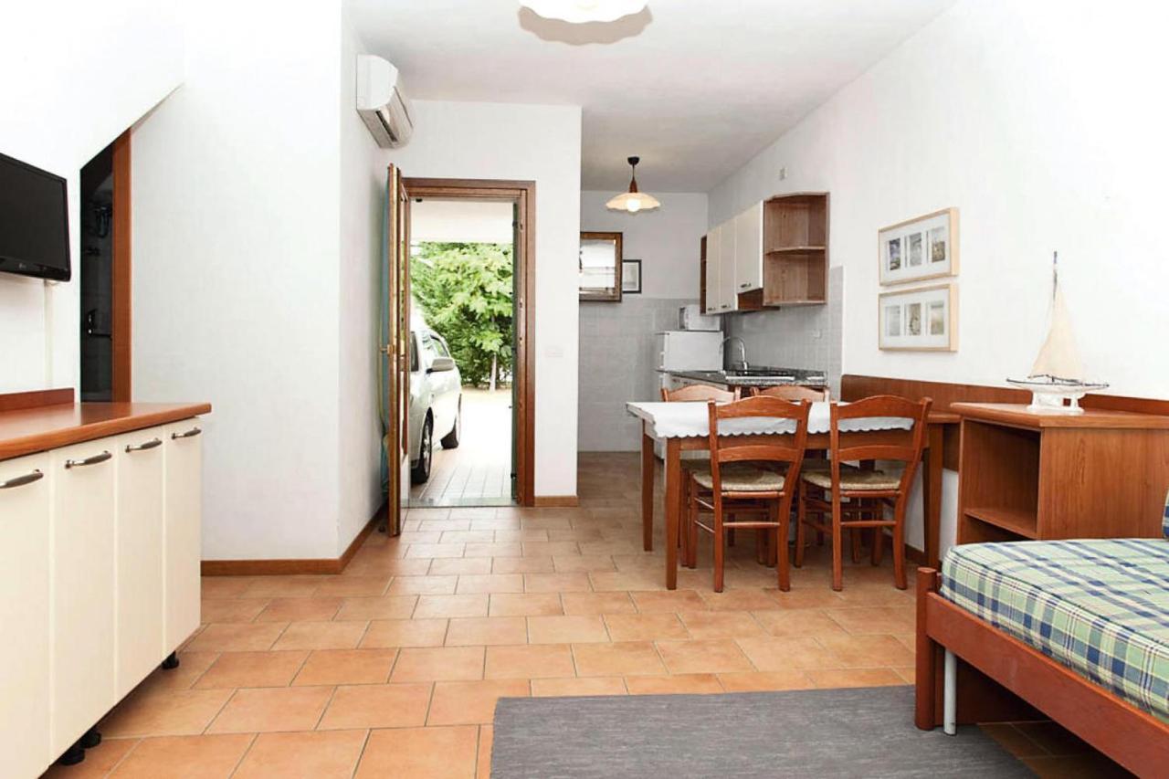 Terraced House In The Ca' Del Pino Holiday Complex With Communal Pool In ביביונה מראה חיצוני תמונה