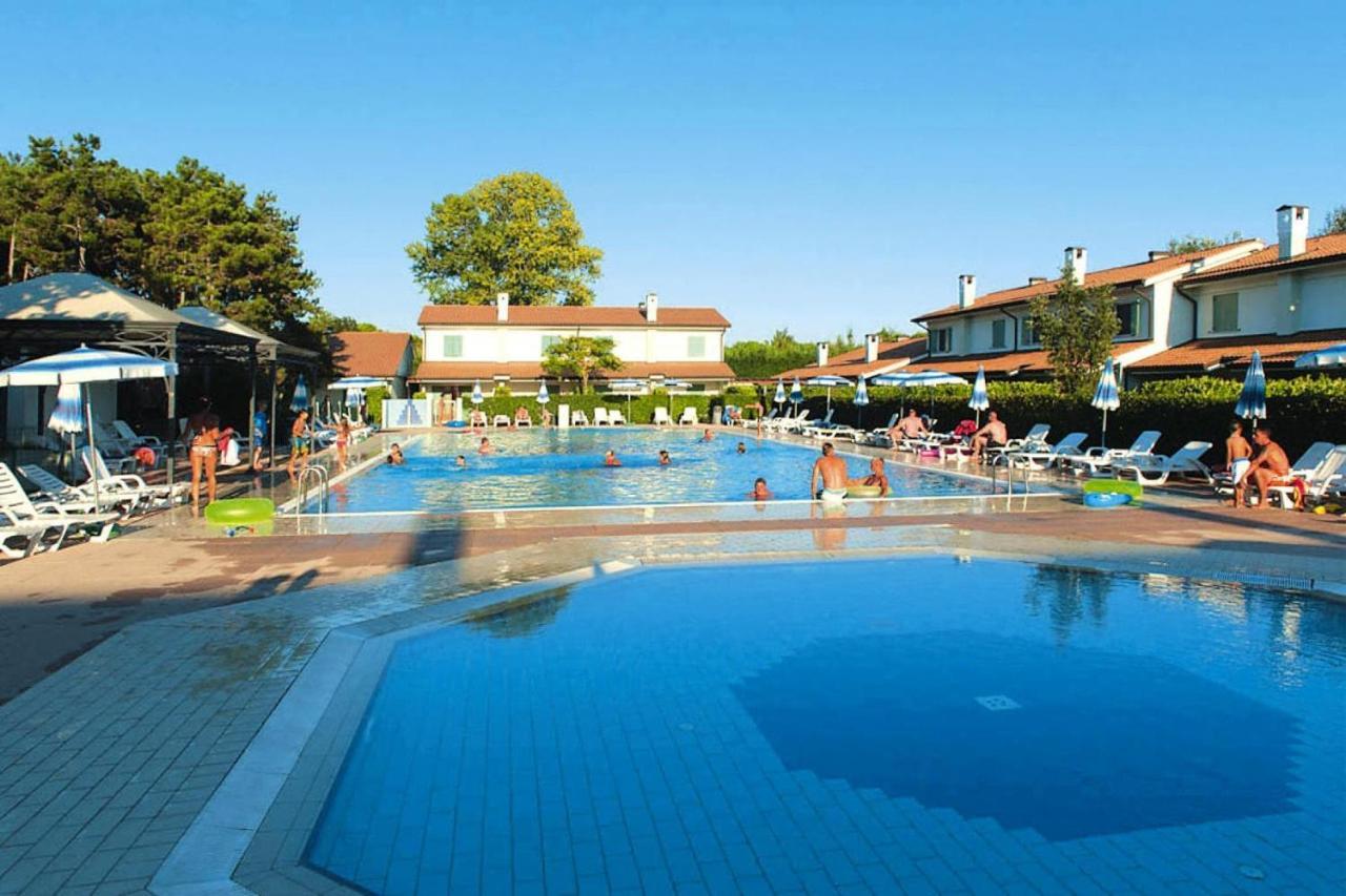 Terraced House In The Ca' Del Pino Holiday Complex With Communal Pool In ביביונה מראה חיצוני תמונה