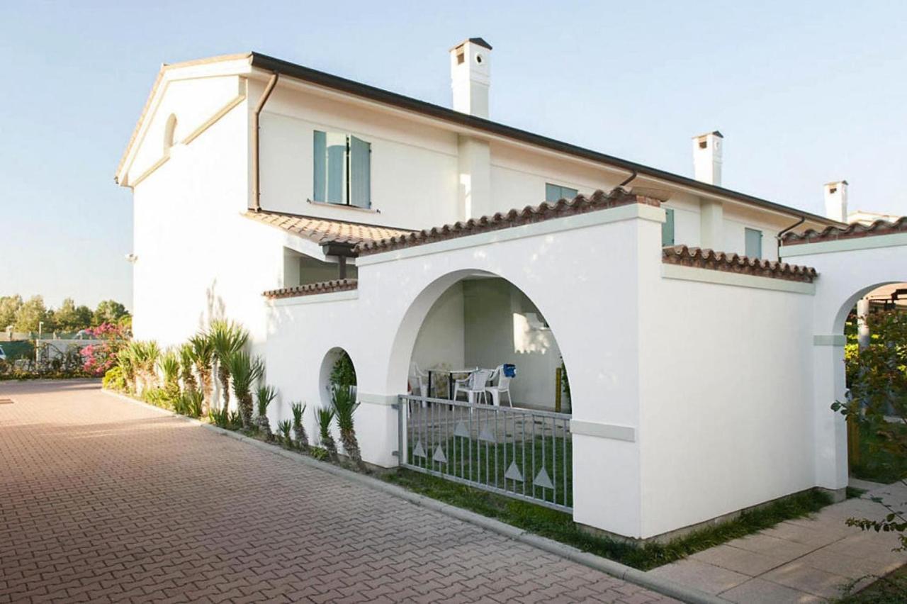 Terraced House In The Ca' Del Pino Holiday Complex With Communal Pool In ביביונה מראה חיצוני תמונה