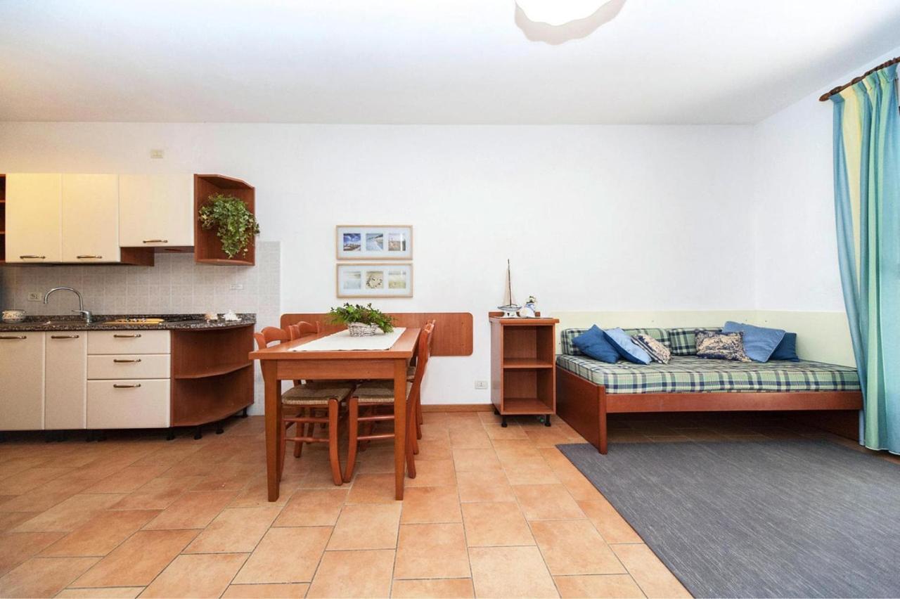 Terraced House In The Ca' Del Pino Holiday Complex With Communal Pool In ביביונה מראה חיצוני תמונה
