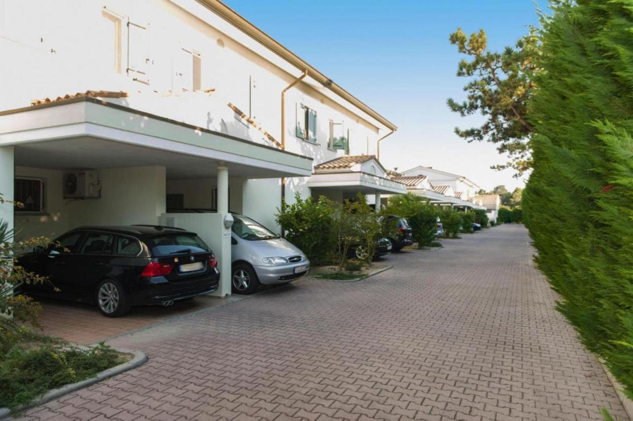Terraced House In The Ca' Del Pino Holiday Complex With Communal Pool In ביביונה מראה חיצוני תמונה